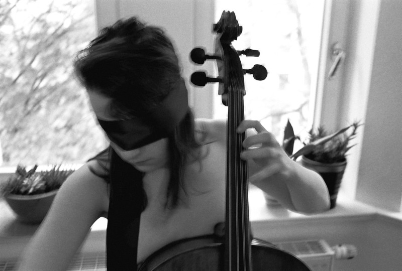 Anne, elle aimait son violoncelle et ... les patisseries. Allemagne, 2018.